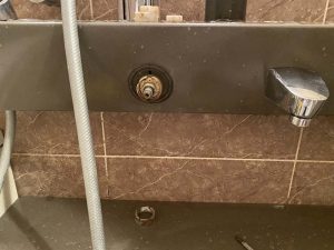 大東市　お風呂の温度調整不良　サーモスタット交換　INAX　埋め込み水栓