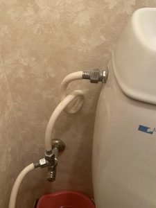 吹田市　トイレの横のパイプから水漏れ　フレキパイプ　ウォシュレット分岐