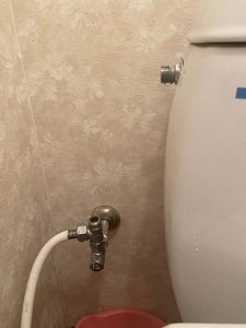 吹田市　トイレの横のパイプから水漏れ　フレキパイプ　ウォシュレット分岐