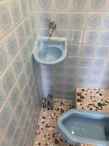 大阪市　トイレ手洗い器交換　排水が落ちてしまった　小さい手洗い器