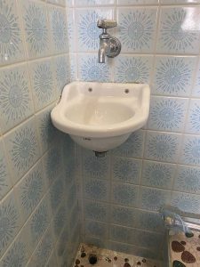 大阪市　トイレ手洗い器交換　排水が落ちてしまった　小さい手洗い器