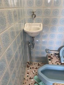 大阪市　トイレ手洗い器交換　排水が落ちてしまった　小さい手洗い器