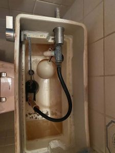 箕面市　トイレ水漏れ修理　ゴムフロート交換　便器にチョロチョロ