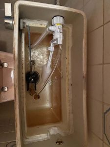 箕面市　トイレ水漏れ修理　ゴムフロート交換　便器にチョロチョロ