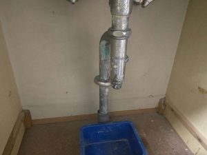 宝塚市　洗面排水水漏れ　排水トラップに穴が開いてる　金属製排水トラップ