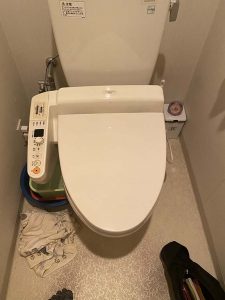 箕面市　トイレの床に水漏れ！？　ウォシュレット水漏れ　