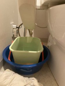 箕面市　トイレの床に水漏れ！？　ウォシュレット水漏れ　