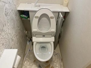 茨木市　トイレ詰まり　システムトイレ分解　便器脱着作業