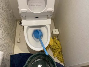 茨木市　トイレ詰まり　システムトイレ分解　便器脱着作業