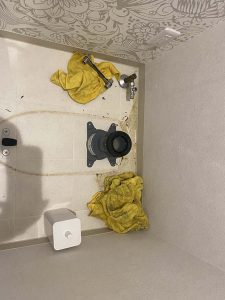 茨木市　トイレ詰まり　システムトイレ分解　便器脱着作業