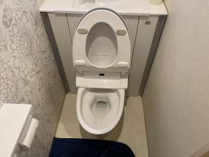 茨木市　トイレ詰まり　システムトイレ分解　便器脱着作業