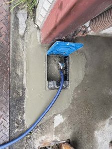茨木市　散水栓給水水漏れ　水道管破損　漏水　駐車場の下で水漏れ