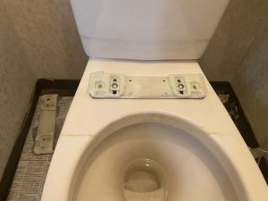 西宮市　トイレ水漏れ　トイレの床に水　ウォシュレット水漏れ