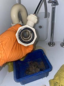 宝塚市　洗面排水詰まり　排水に物を落とした　排水取り外し