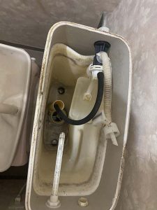吹田市　トイレタンク水がたまらない　サイフォン折れてる　タンクの内壁がはがれてる？？