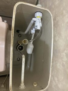 吹田市　トイレタンク水がたまらない　サイフォン折れてる　タンクの内壁がはがれてる？？