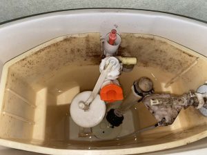 伊丹市　ＳＨタンクボールタップ交換　タンクの裏から水もれ　水が止まらない