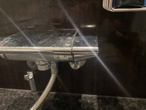 豊中市　お風呂の蛇口水漏れ　ＫＶＫ　ＫＦ８００シリーズ　切替弁交換　カウンター水栓