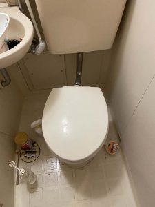 東大阪市　トイレ水漏れ　洗浄管から水漏れ　便器もグラグラ