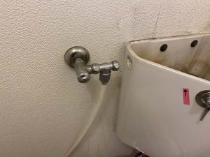 吹田市　トイレの止水栓から水漏れ　ボールタップ交換　止水栓の向き変更