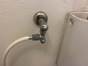 吹田市　トイレの止水栓から水漏れ　ボールタップ交換　止水栓の向き変更