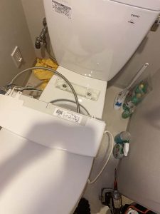 大阪市　トイレ水漏れ　床に水漏れしている　ウォシュレット水漏れ