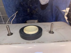 枚方市　トイレ水漏れ　タンクの裏から水漏れ　タンク接続部分から水漏れ　密結パッキン