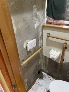 枚方市　トイレの壁がめくれてくる？　トイレの壁補修　湿気対策