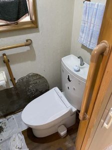 枚方市　トイレの壁がめくれてくる？　トイレの壁補修　湿気対策