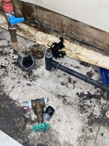 高槻市　給水管破損　足で蹴ったら折れちゃった　水道管破裂　水漏れ