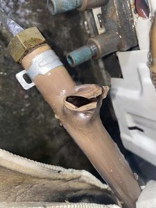 大阪市　電気温水器水道管破裂　エコキュート　ヒートポンプに行く配管