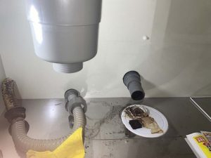 京都市　排水水漏れ　キッチンの下水漏れ　排水管　排水ホース