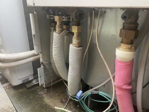 奈良市　エコキュート水漏れ　ヒートポンプ　水道管破裂　3層パイプ
