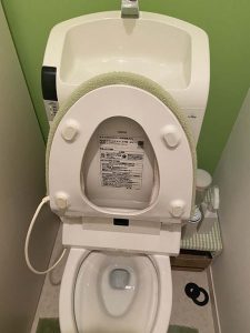 京都市　トイレ水漏れ　一体型　TOTO 　ZC　排水弁交換