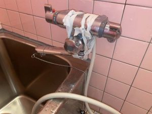 伊丹市　お風呂の蛇口水漏れ　水漏れ修理　蛇口交換　壁付サーモスタット