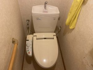 枚方市　トイレ水漏れ？　トイレの床水漏れ　温水暖房便座　ウォシュレット交換