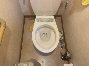 枚方市　トイレ水漏れ？　トイレの床水漏れ　温水暖房便座　ウォシュレット交換