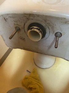 箕面市　トイレ水漏れ修理　タンク脱着　INAX　サイフォン折れてる　水が止まらない