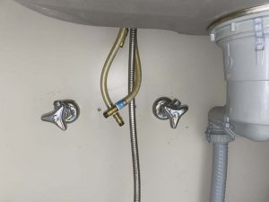 守口市　台所蛇口水漏れ　シンクの下に水たまり　ハンドシャワータイプ　蛇口交換　シャワーホース