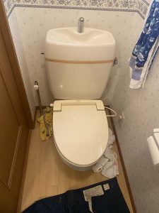 高槻市　トイレ交換工事　水漏れ　ナショナルのトイレからTOTOのトイレに
