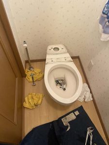 高槻市　トイレ交換工事　水漏れ　ナショナルのトイレからTOTOのトイレに