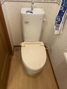 高槻市　トイレ交換工事　水漏れ　ナショナルのトイレからTOTOのトイレに