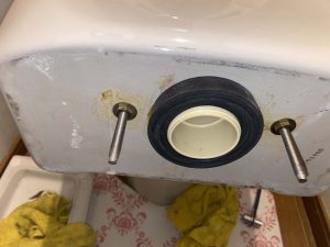 枚方市　サイフォン折れてる　INAXのトイレタンク水漏れ　トイレの水が止まらない