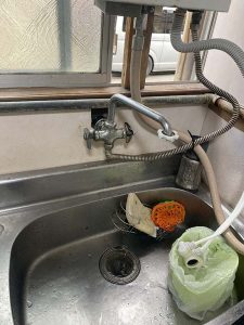 東大阪市　壁の中で水漏れ？　給水管破損　水道管破裂　水漏れ修理